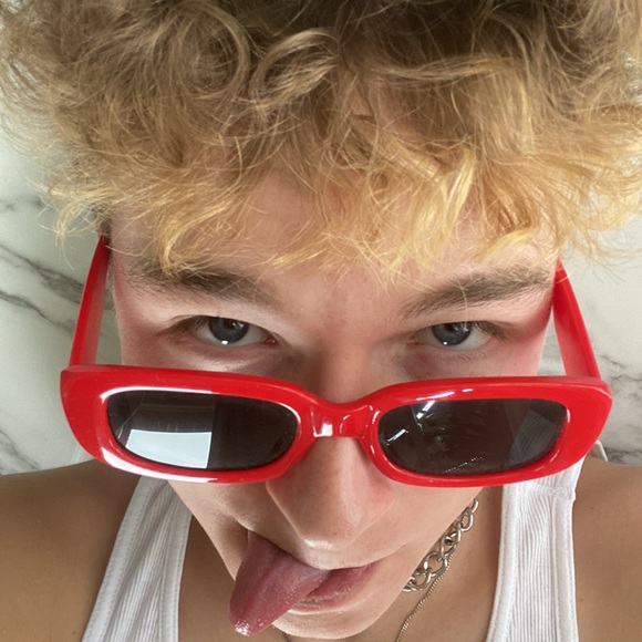 Red Retro Sunglasses - Picture 4 of 4